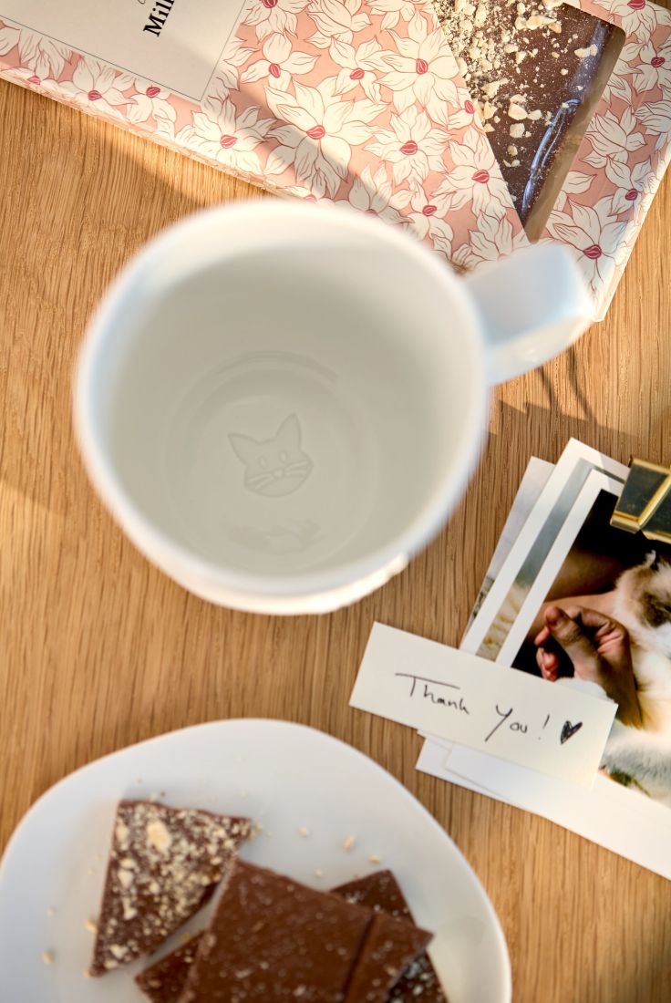 Blick in das Innere der räder Tasse Super Duo mit eingeprägtem Katzenkopf im Tassenboden