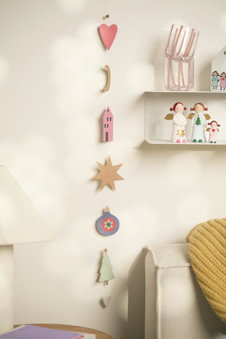 Die räder Papierkette Himmlische Schwestern als zarte Weihnachtsdekoration an der Wand schwebend