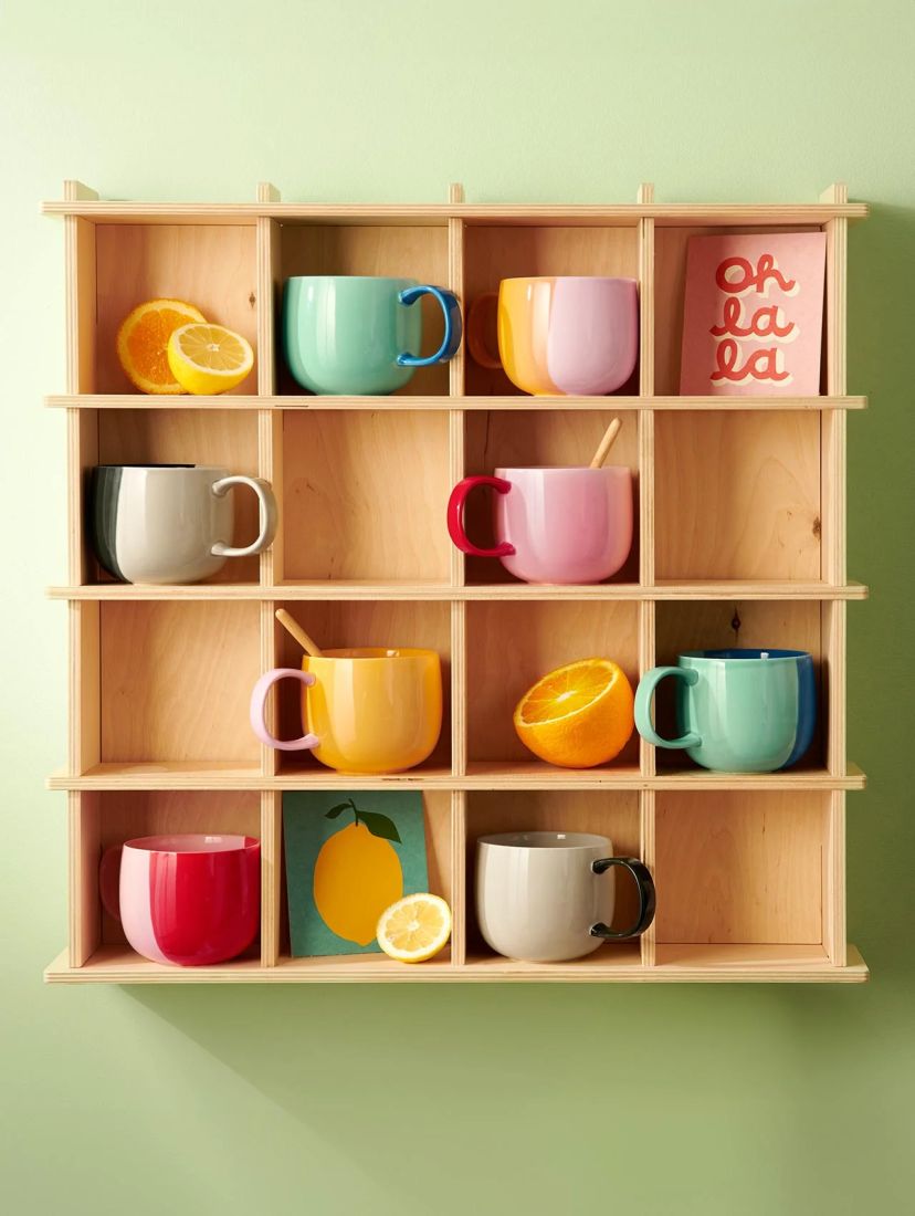 tasses, mug, keramik, farbig, holzregal