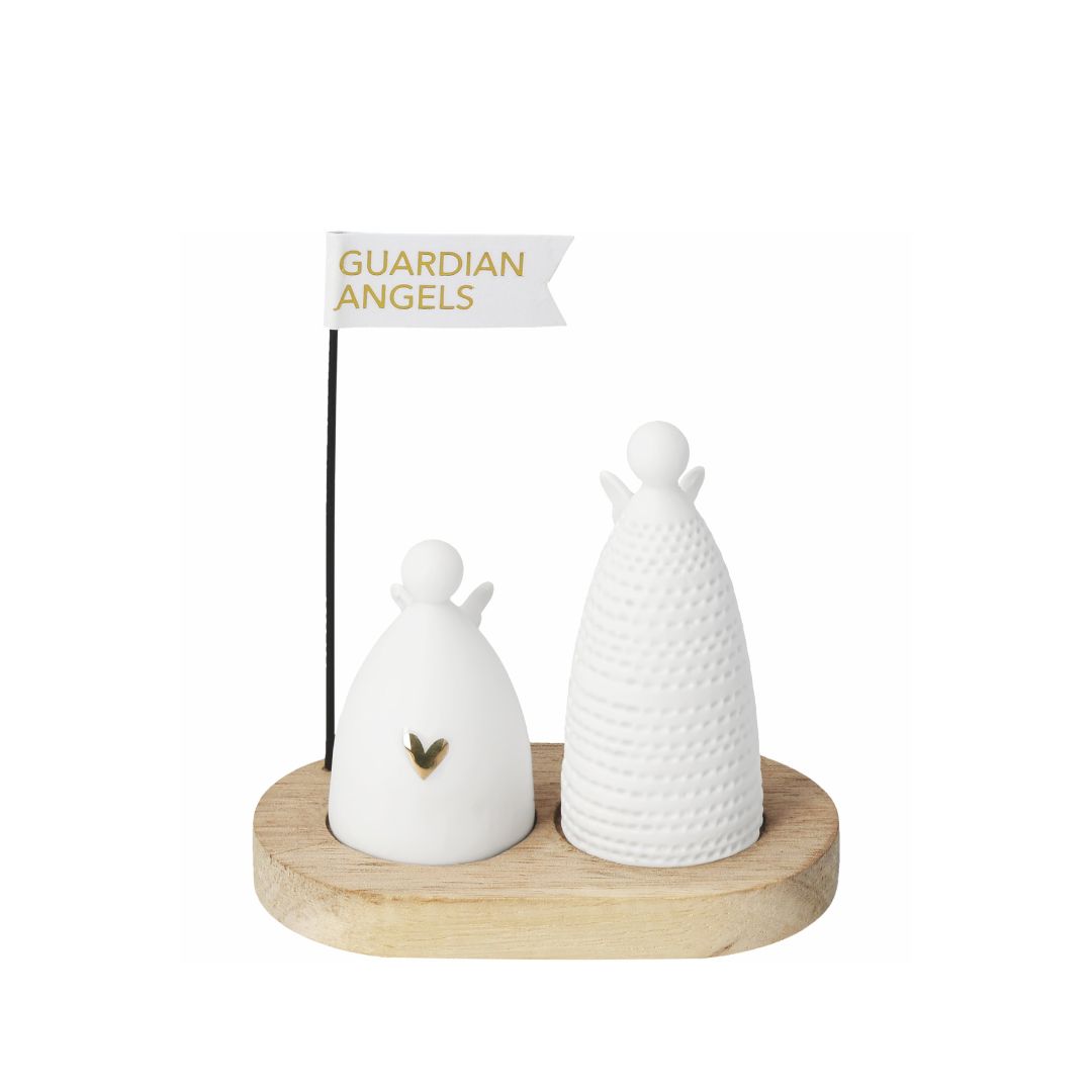 räder Weihnachtsgruß Guardian Angel Deko-Set bestehend aus zwei weißen Porzellanengeln auf einer ovalen Akazienholzplatte mit kleiner Fahne