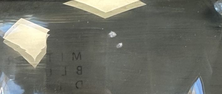 Autoteil, Metallschnittstelle, Kratzer, Klebeband, aufkleberreste