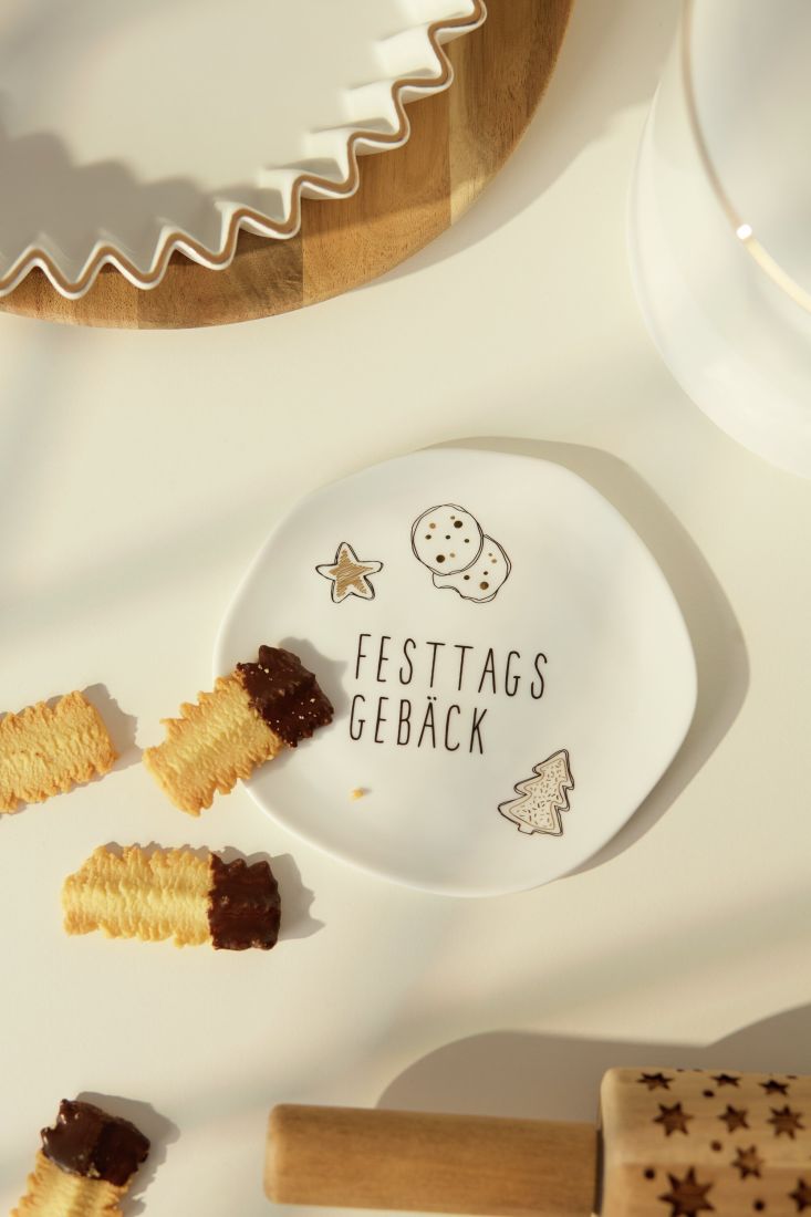 Der kleine räder Teller Festtagsgebäck angerichtet mit feinen Plätzchen auf einem festlich gedeckten Tisch