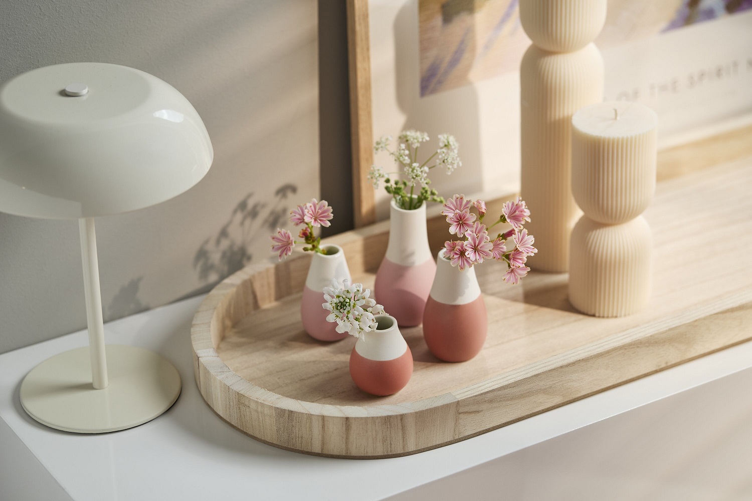 Tischlampe, Holztablett, rosaVasen, Blumen, Dekorationen