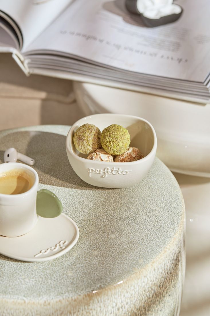 Räder Dip-Schälchen perfetto serviert mit Oliven und Olivenöl auf einem Tisch