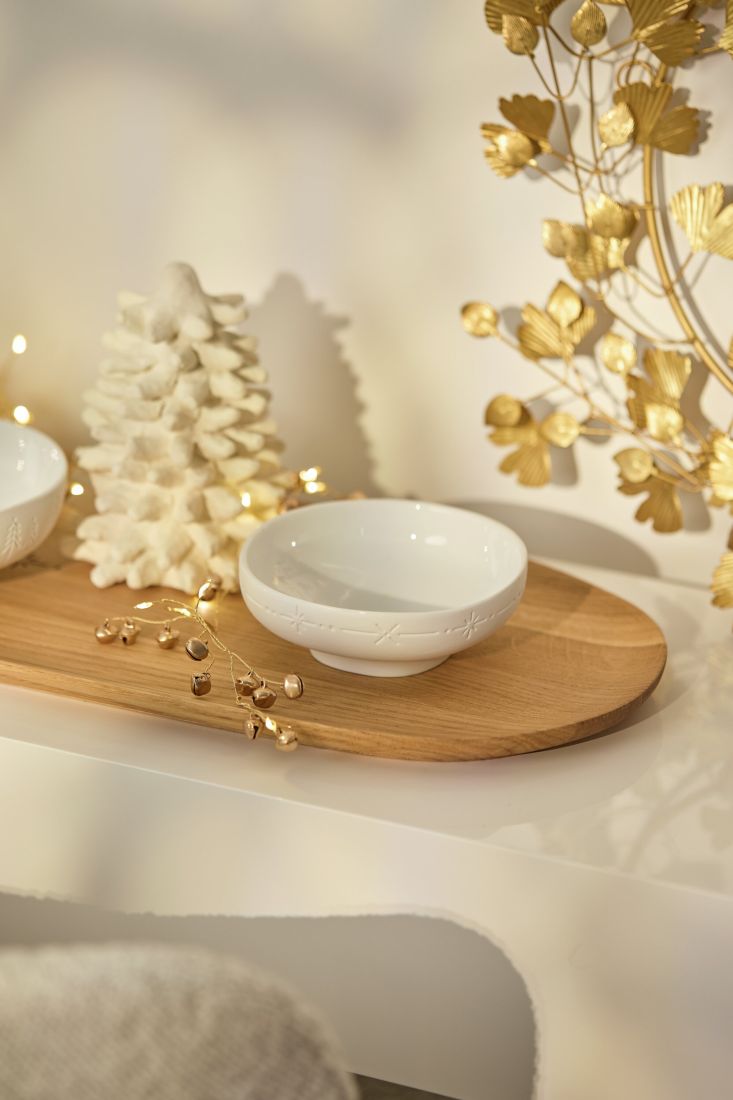 Kleine weiße räder Dekoschale mit Sternen-Motiv als stilvolles Element auf einer festlichen Kaffeetafel