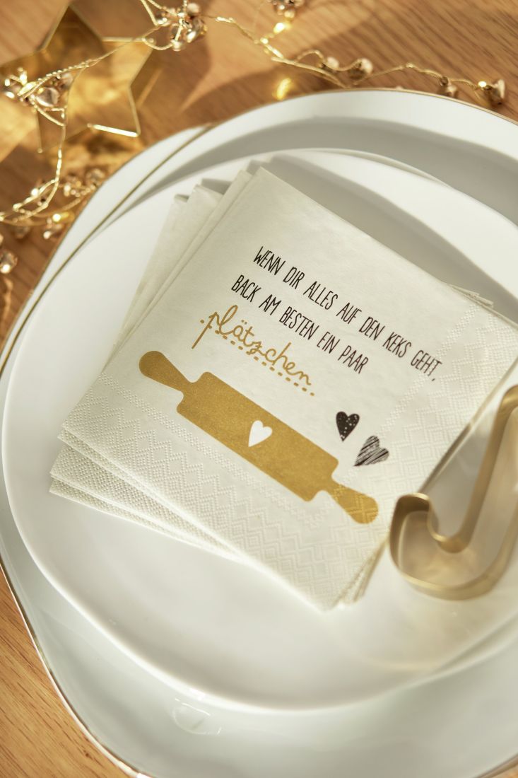 räder Papiervariante neben einem Plätzchenteller auf dem weihnachtlich gedeckten Tisch