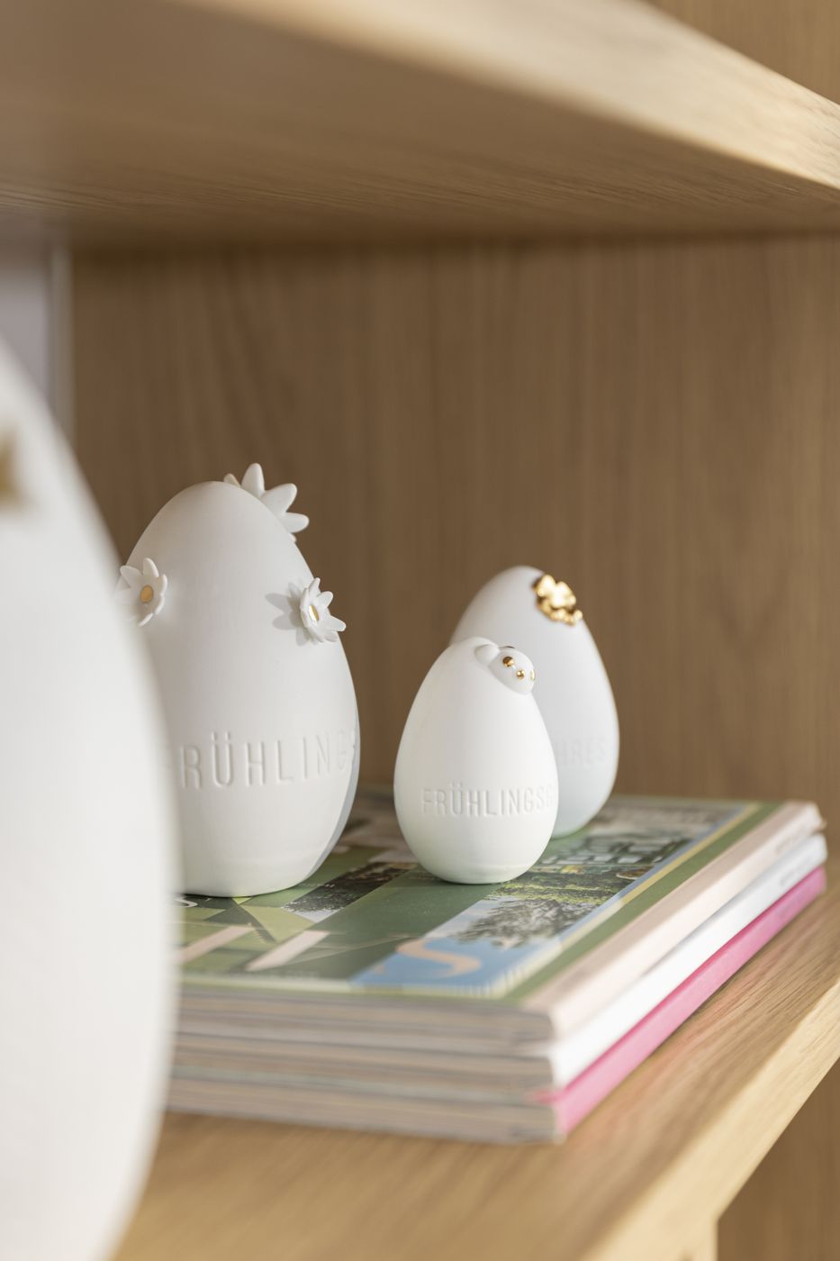 Porzellanei „Spring time“ von Räder Design – 3D-Osterdeko mit goldenem Decal