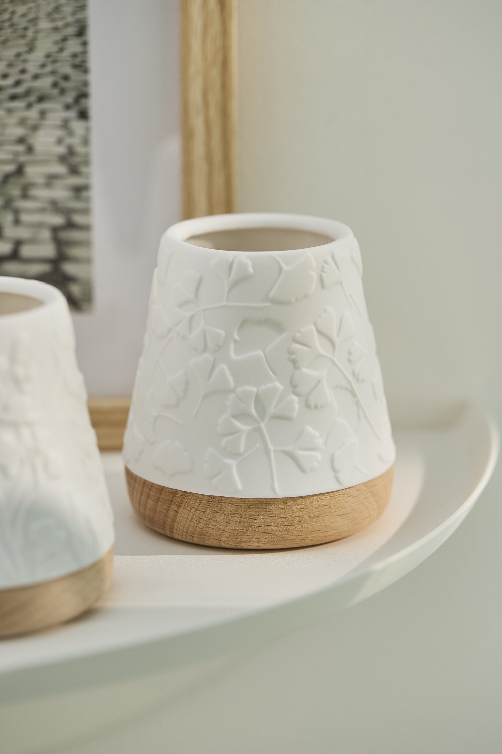 Töpfer-Topf, Keramik, Blumenmuster, weiße Vase, Holzfuß