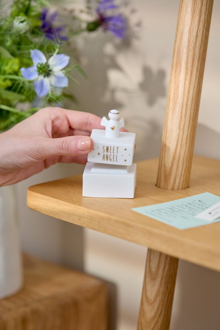 Der geöffnete räder Porzellan-Engel sweet angel als dekorative kleine Dose auf einer Kommode präsentiert