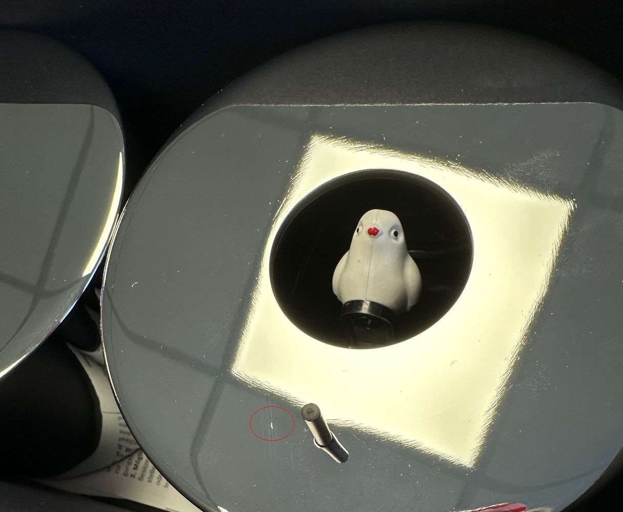 Papiergewicht, Vogel-Statue, graue Basis, roter Schnabel, Metallknopf