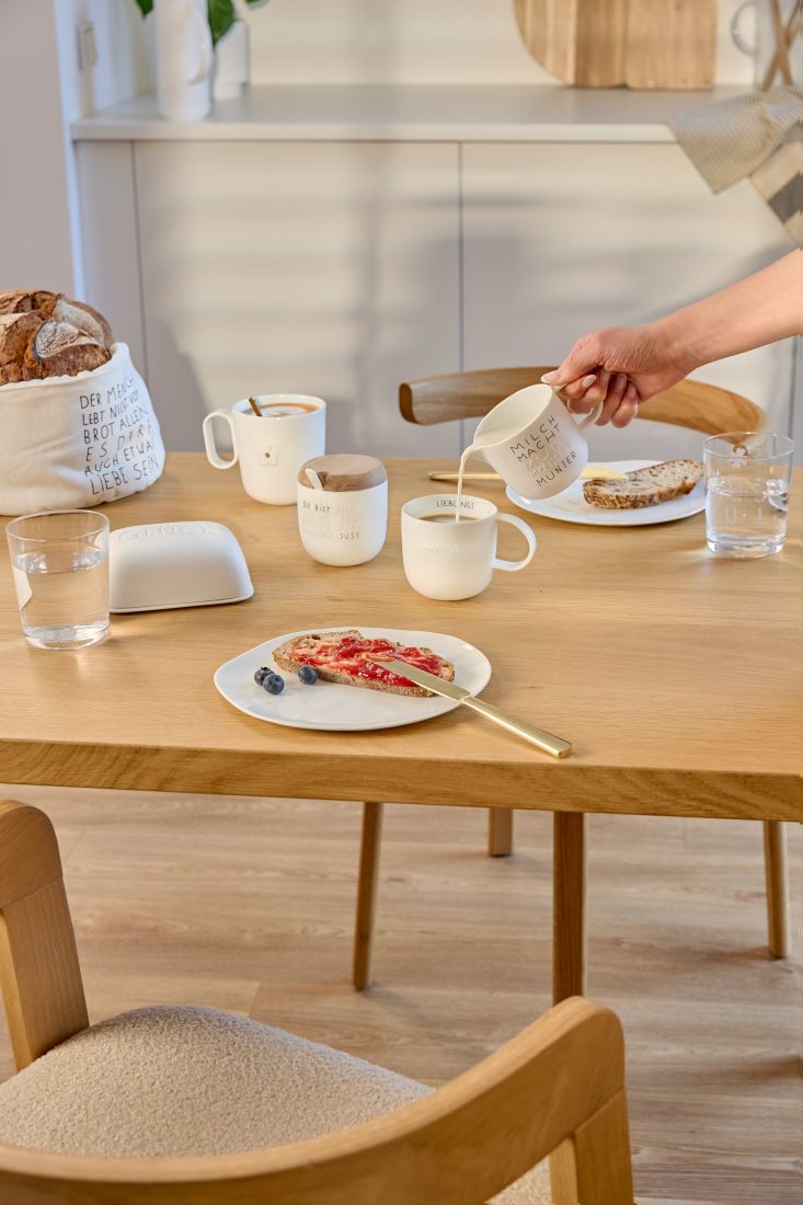 Teller, Kanne, Becher, Tasse, Brotkorb
