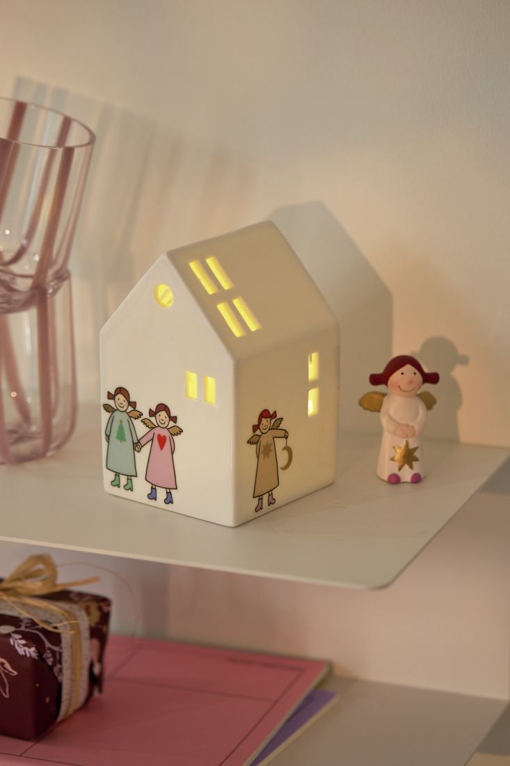 Das beleuchtete räder LED Lichthaus Himmlische Schwestern Edition 10 mit sanftem Kerzenschein-Effekt auf einem Regal