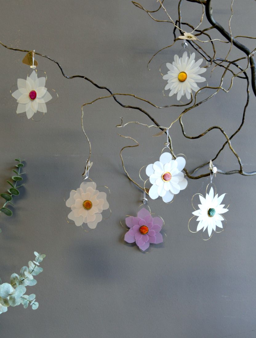 paper flower, hängende dekoration, blumen garland, weiße blume, bunte blütenblätter