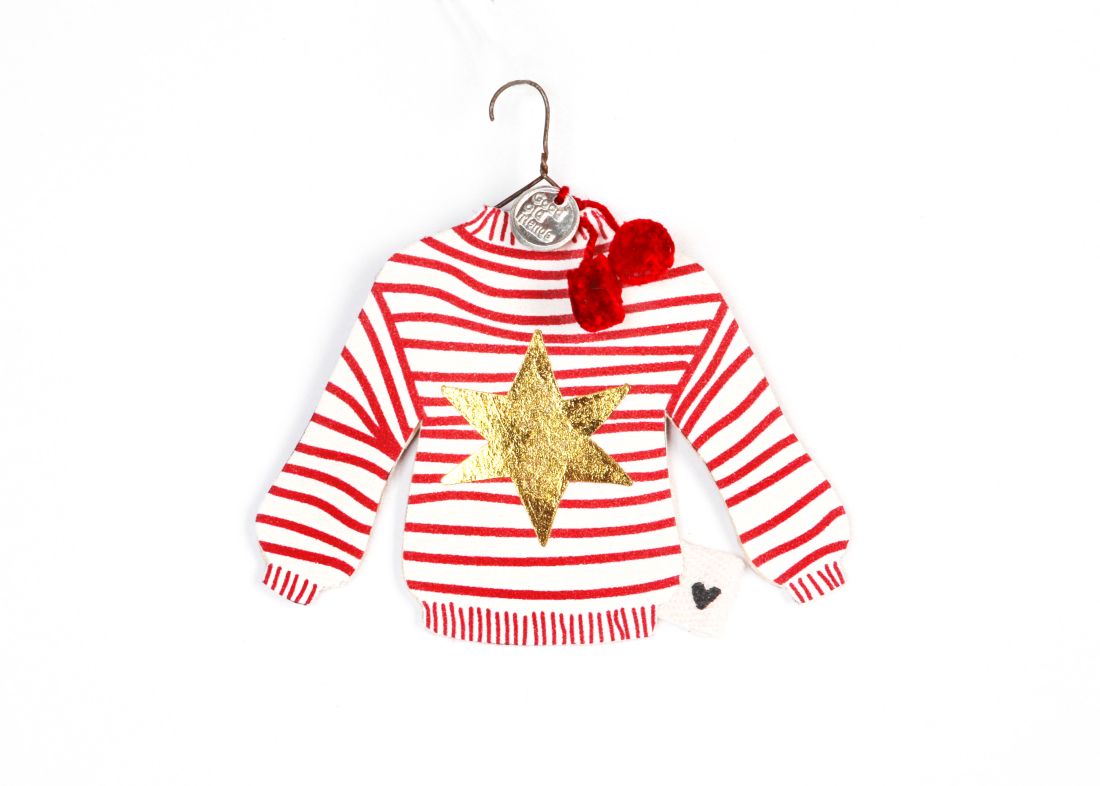 Süßer Anhänger Winterpulli Stern von Good old friends: Rot-weiß gestreifter Papp-Pullover an einem Drahtkleiderbügel mit goldenem Stern und zwei roten Pompoms am Kragen