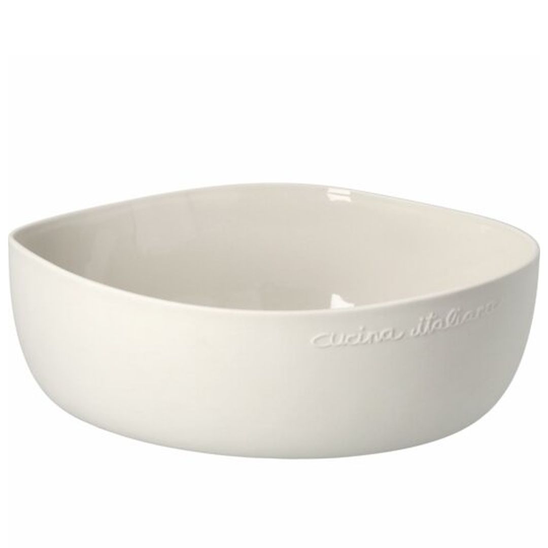 Nahaufnahme des Hoch-Relief Schriftzugs Cucina Italiana auf mattem Steinzeug