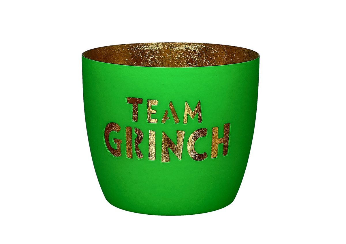 Madras Windlicht Team Grinch von Giftcompany in mattem Grün mit goldener Innenbeschichtung und ausgestanztem Schriftzug TEAM GRINCH