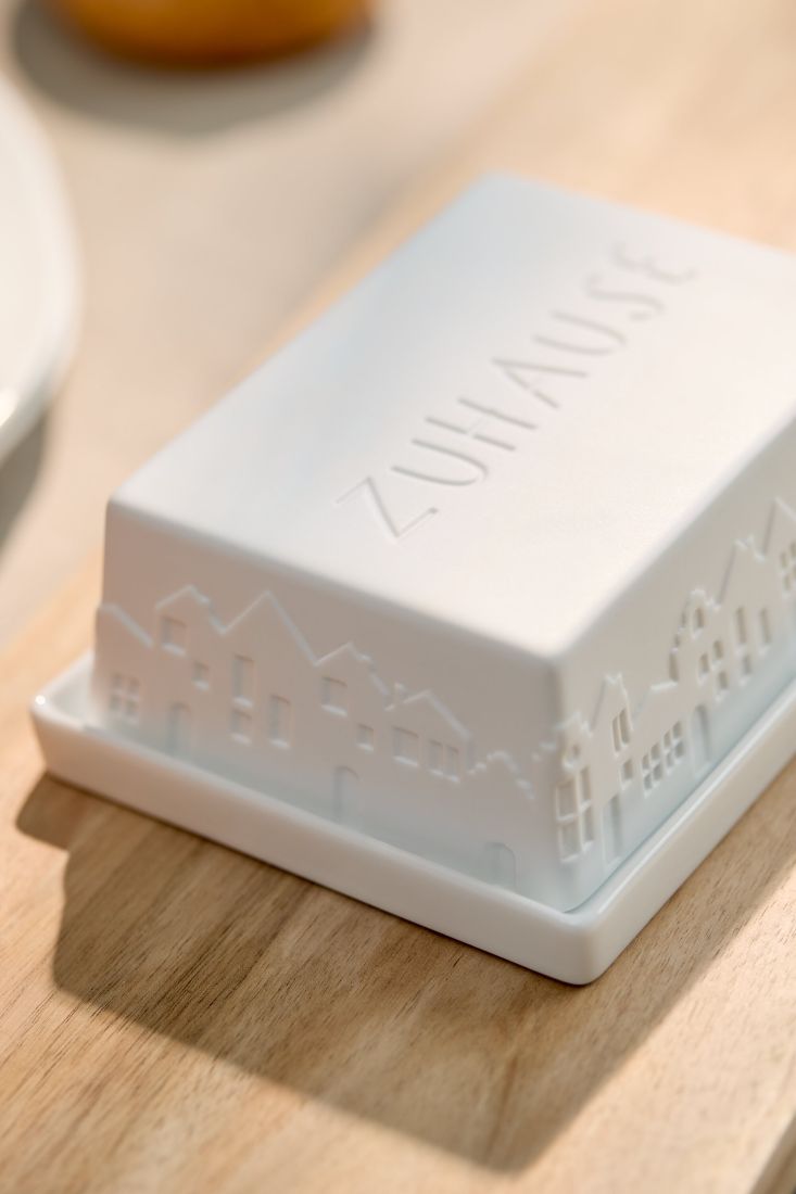 Butterdose aus Porzellan mit erhabener Häuserreihe