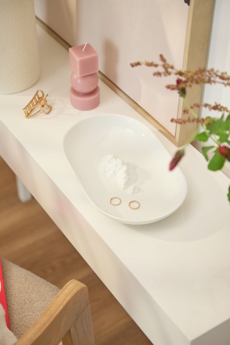 Ovale räder Schale Wanderlust dekoriert auf einem Ttisch