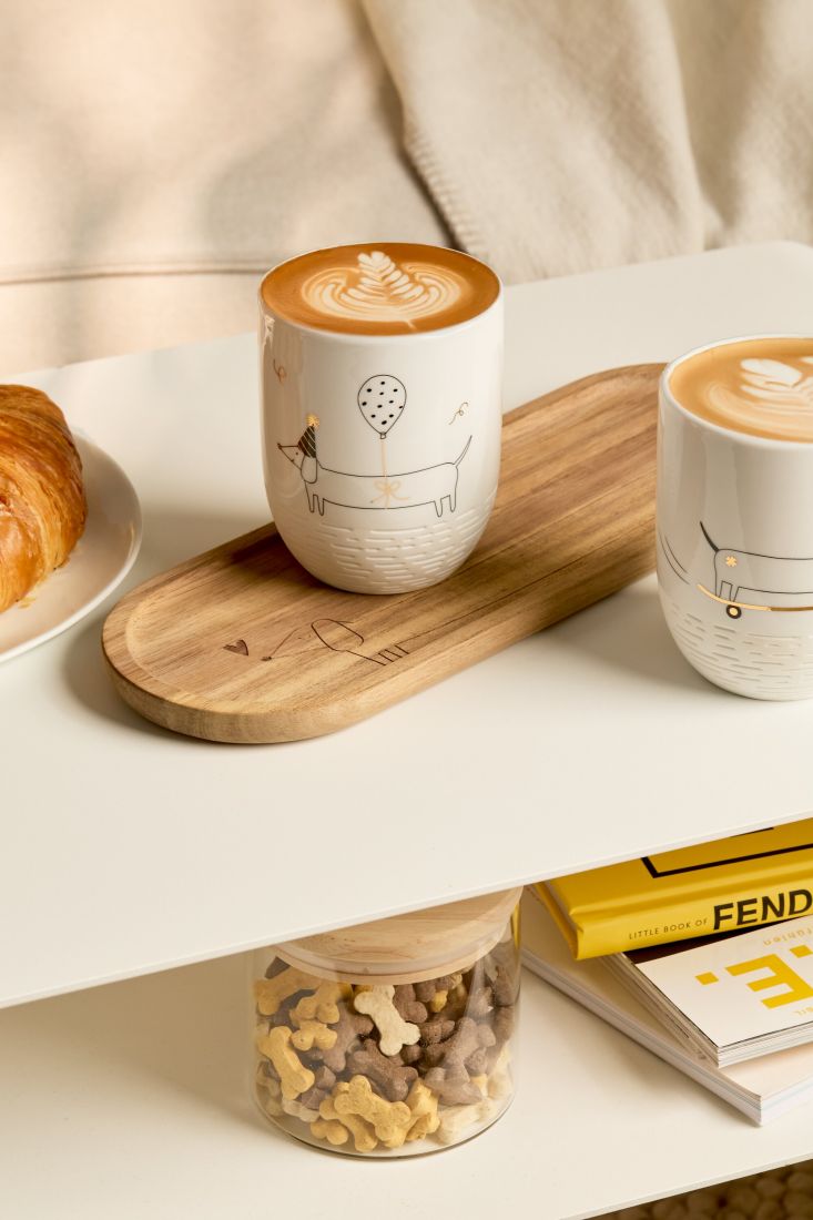 Großer räder Porzellanbecher Dackel Luftballon befüllt mit Kaffee