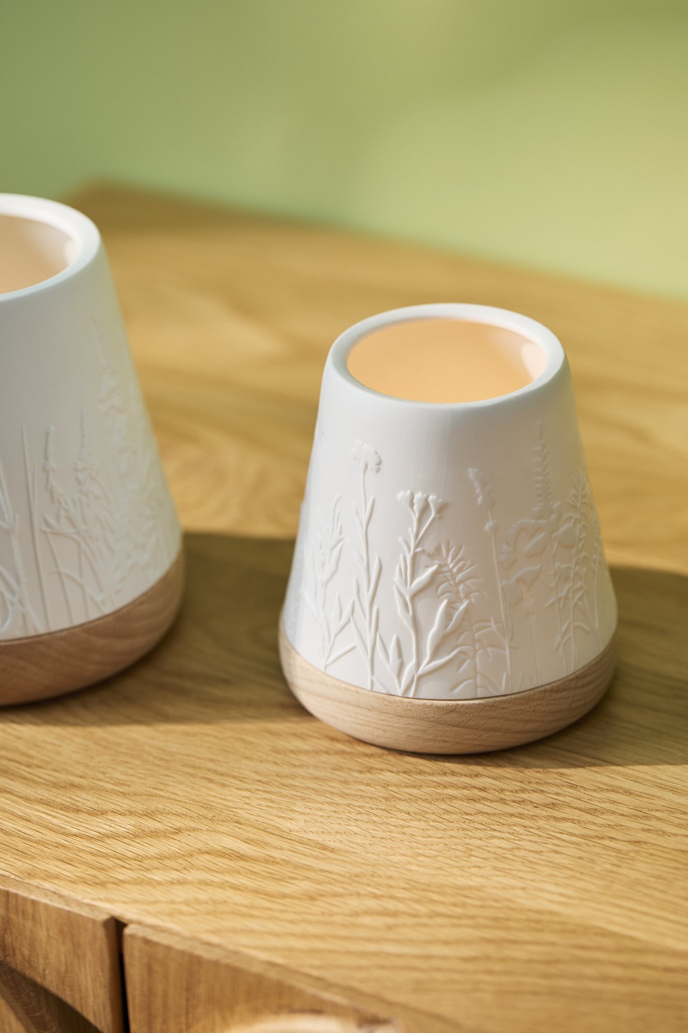 Vase, Porzellan, Ikat, Prägung, Holzfuß
