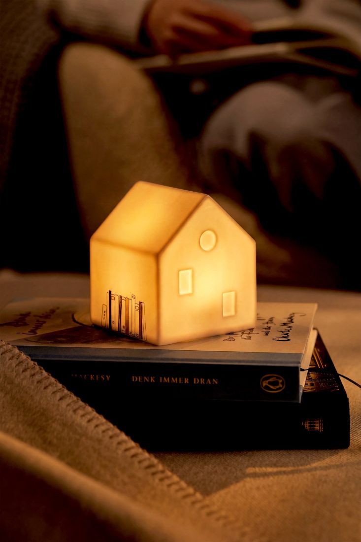 Miniaturhaus, Kerzenlicht, Lichterhaus, Deko-Objekt, Bücherstapel