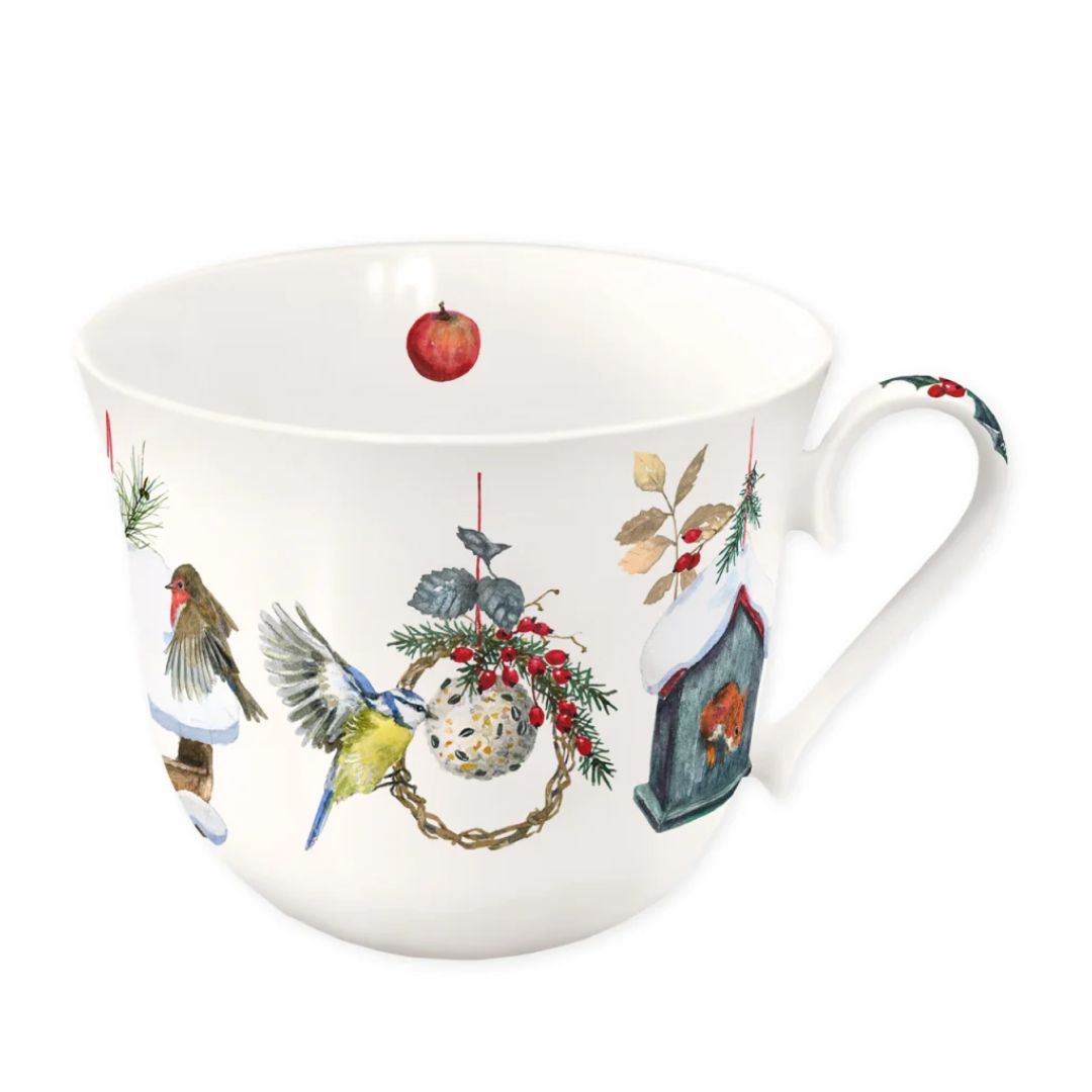 Tasse Am Vogelhaus vom Grätz Verlag aus weißem Brillantporzellan mit buntem Wintermotiv aus Eichhörnchen, Gartenvögeln, Tannenzweigen und Vogelhaus inklusive Geschenkbox
