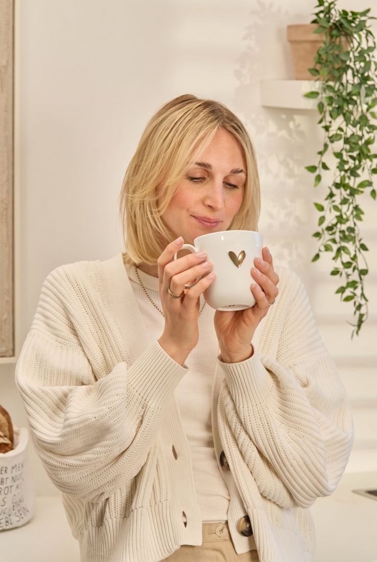 Kaffeetasse, Herz-Akzent, Keramikbecher, weisses Oberteil, Cardigan