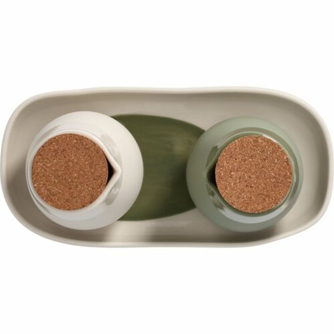 Nahaufnahme der räder Steinzeugflaschen mit Korkverschluss in der glasierten Schale