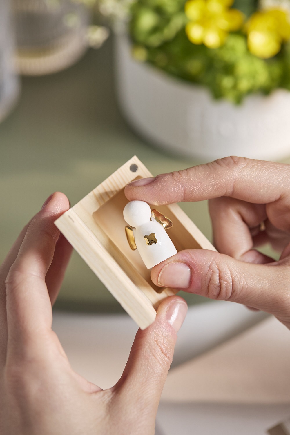 Miniaturfigur, Holzunterlage, weiße Figur, Sternausschnitt, goldner Akzent