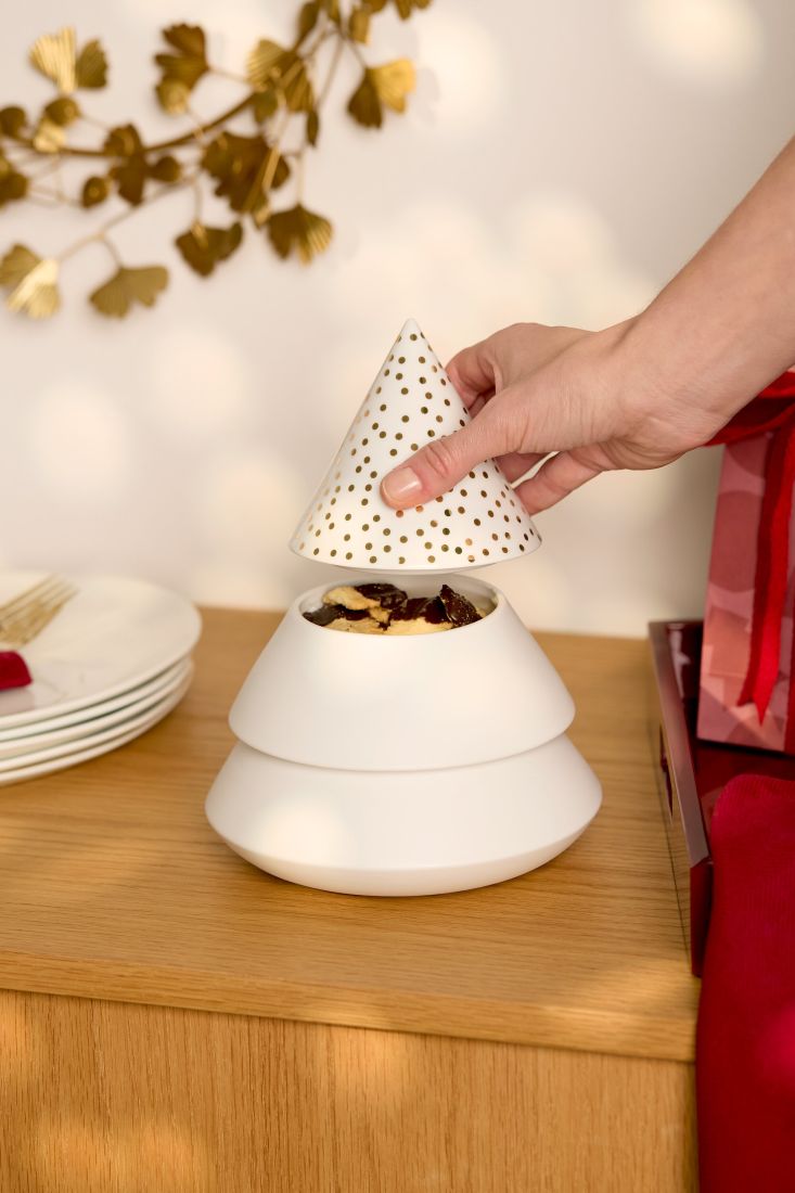 räder Porzellan-Tannendose dekorativ arrangiert auf einer festlichen Weihnachtstafel