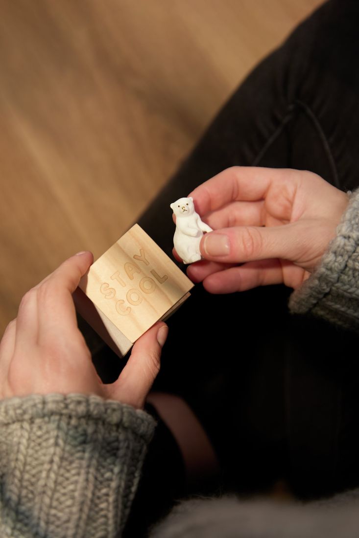 Das geschlossene Pinienholz-Glückskästchen von räder mit gelasertem Stay cool Schriftzug als stilvolles Geschenk