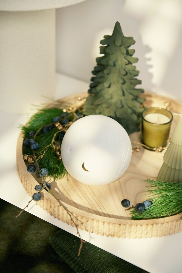 räder LED Porzellan-Kugelleuchte Winternacht unbeleuchtet als edle Winterdekoration auf einem Tisch