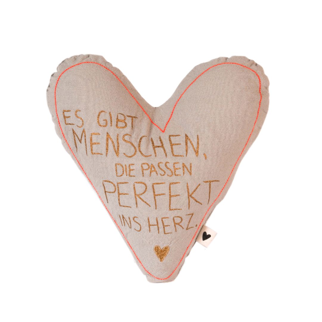 Good old friends Baumwoll-Kissen in Herzform mit dem gestickten Spruch Es gibt Menschen, die passen perfekt ins Herz