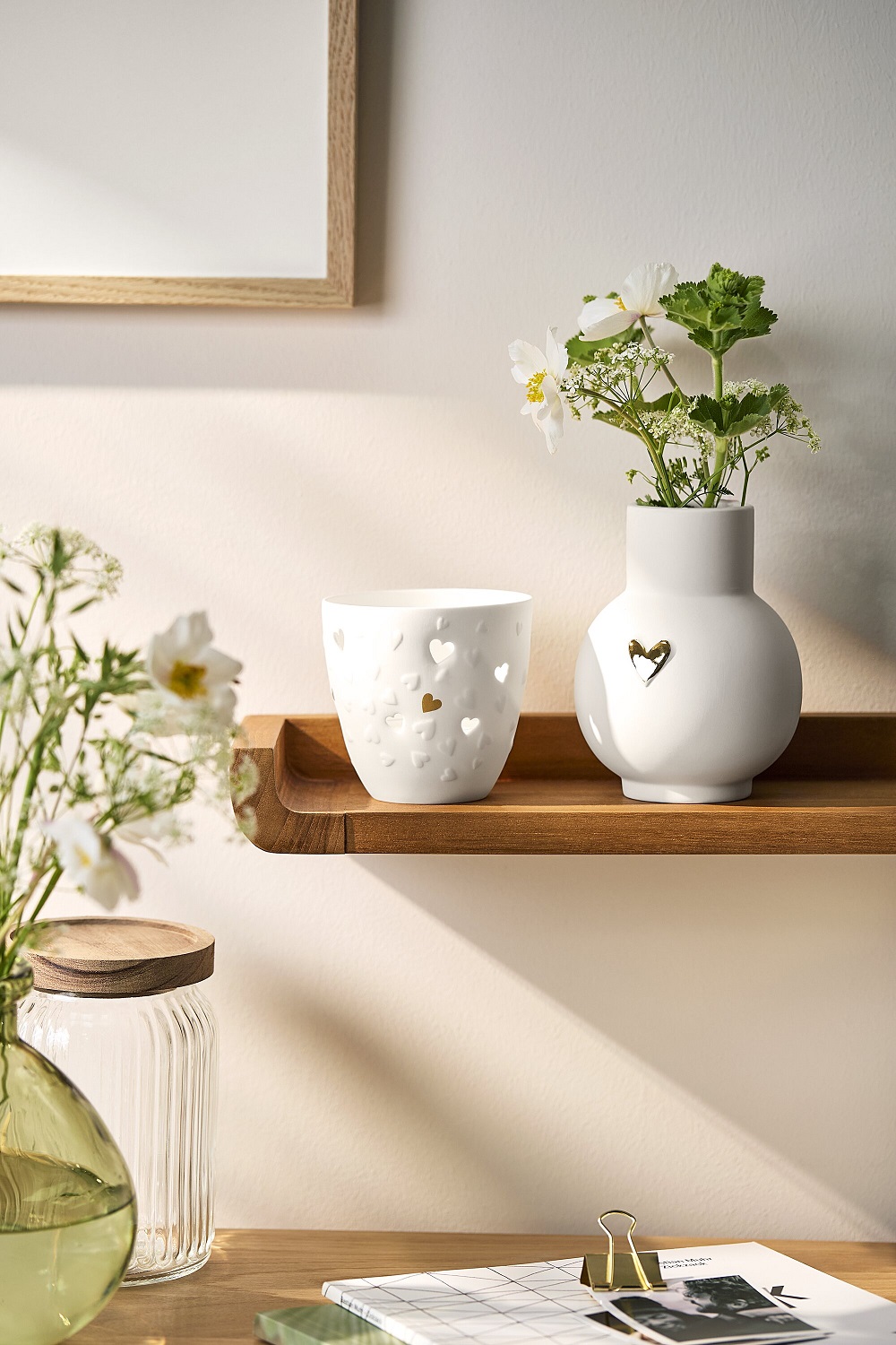 Vasen, Blumen, Keramik, Herz-Detail, Holzregal