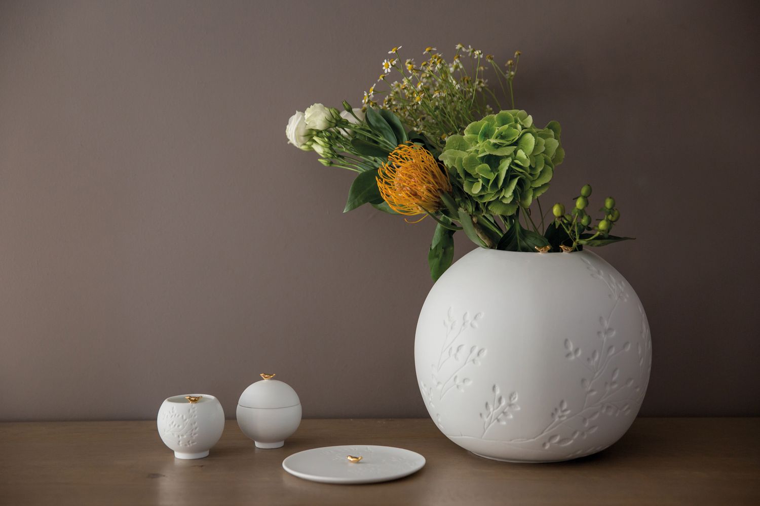 vase, Blumenarrangement, Keramikvase, weiße Vase,  embossed floral