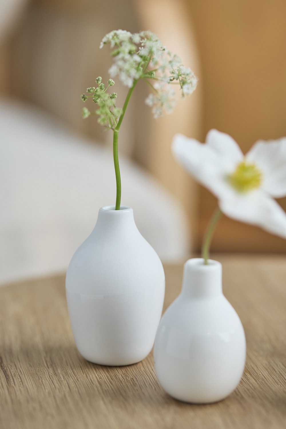 weiße Vase, Vasen-Set, Blumenarrangement, Porzellan, minimalistisch