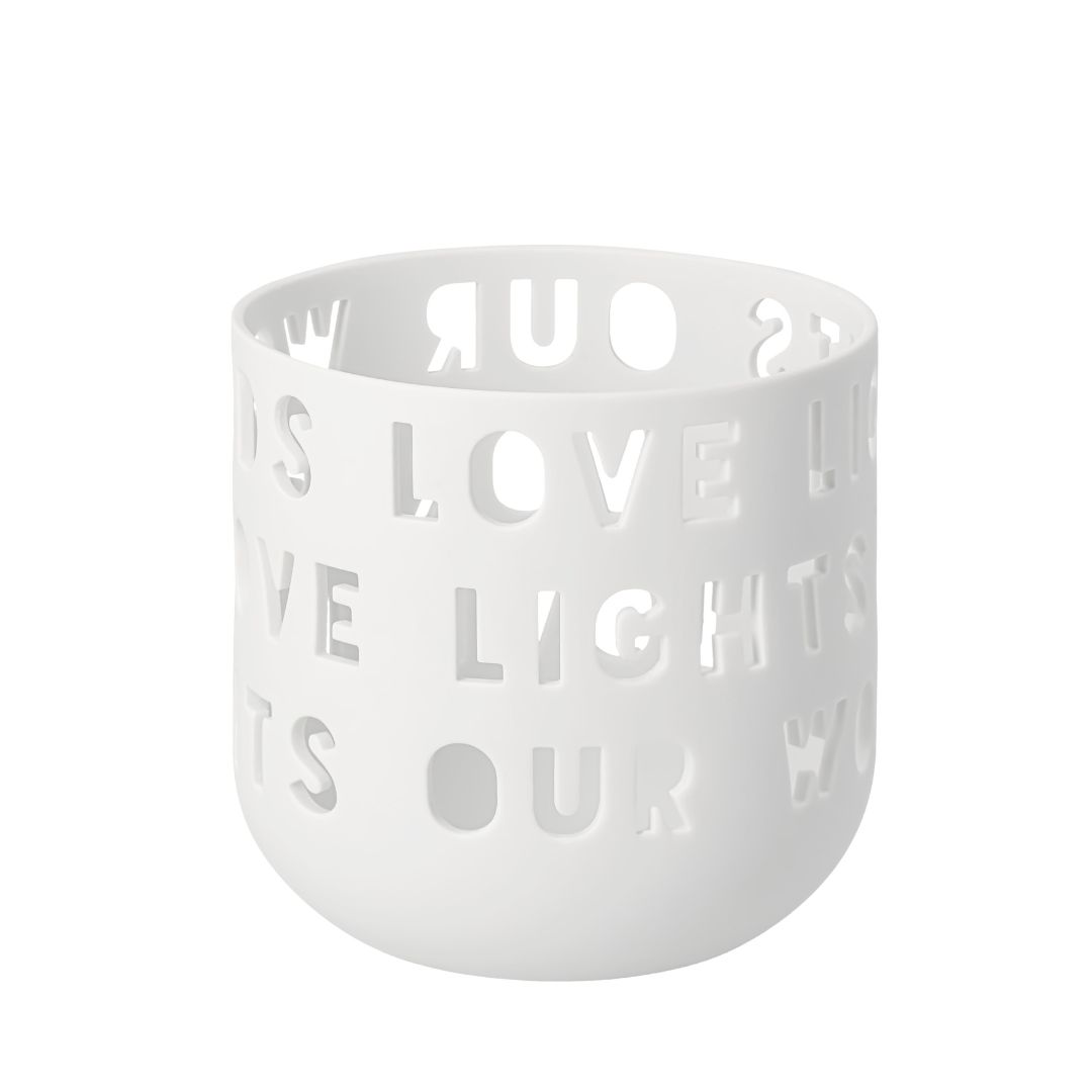 Elegantes weißes räder Porzellan-Windlicht mit den kunstvoll ausgestanzten Worten des Schriftzugs Love lights our words