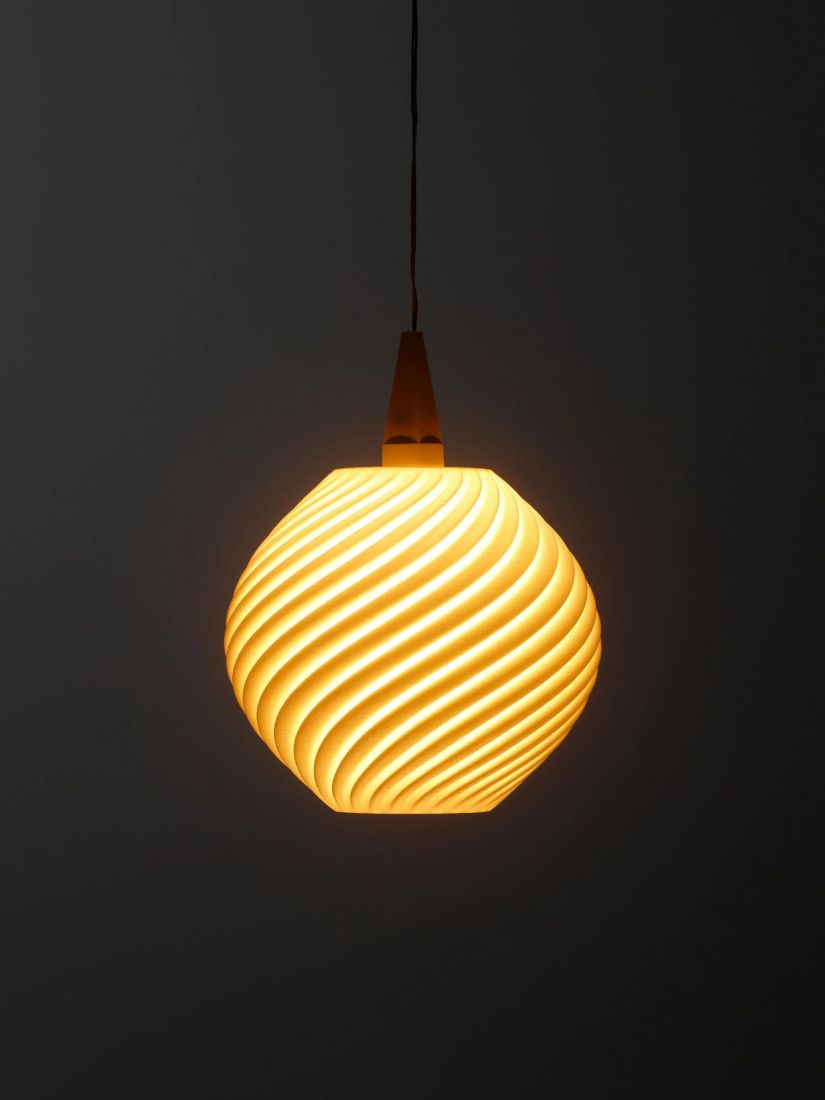 Der beleuchtete Lampenschirm Paulina von InnoCreo verteilt das Licht auf elegante Weise und erzeugt eine ruhige Atmosphäre