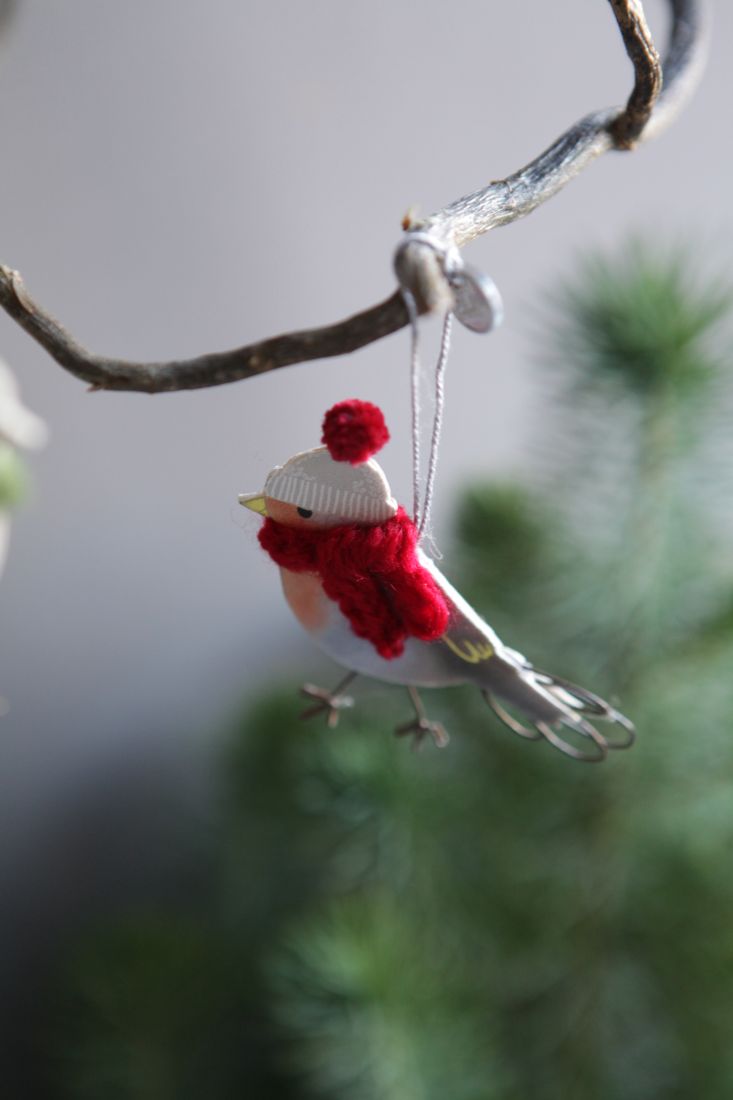 Der Mini Wintervogel Roter Schal von Good old friends dekorativ an einem Zweig hängend