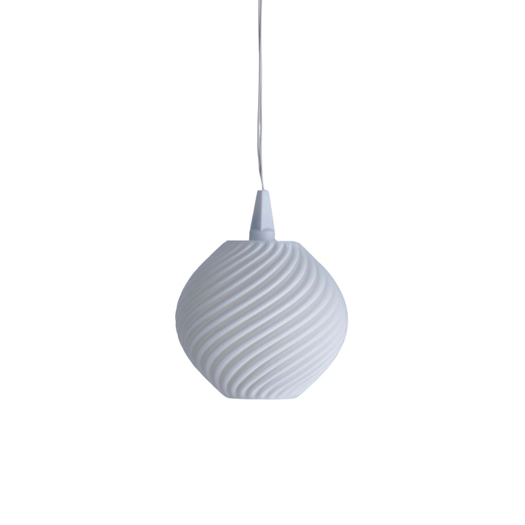 Kompakter weißer InnoCreo Lampenschirm Mini Paulina mit wellenförmiger Struktur und 8 cm Durchmesser auf einer E5 LED-Aufhängung