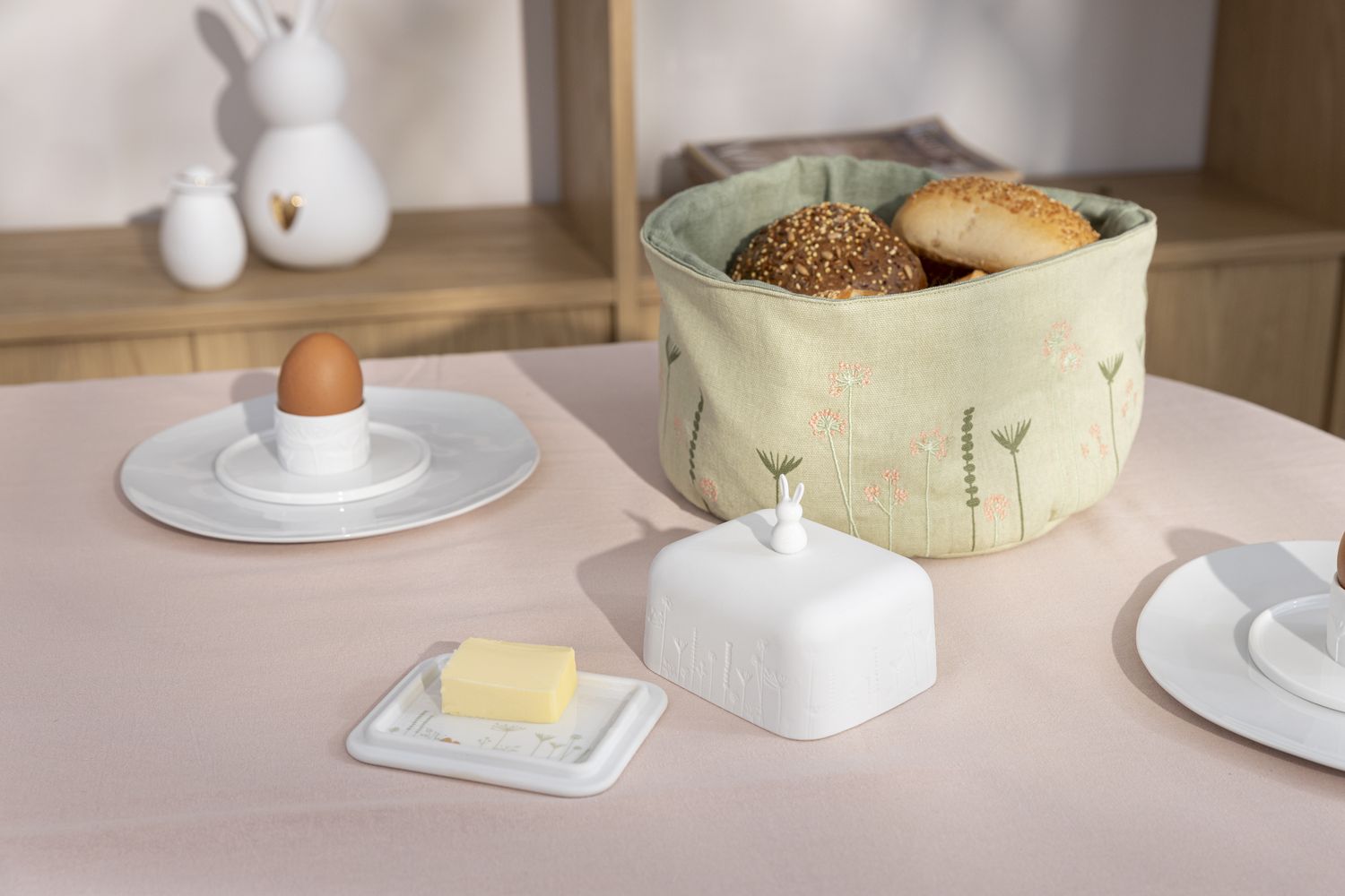 Butterdose „Osterwiese“ von Räder Design – Mit Hase und farbigem Decal