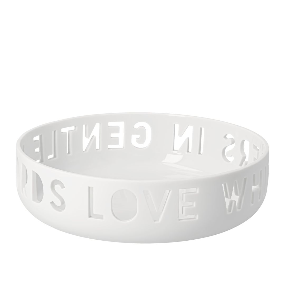 Elegante weiße räder Porzellanschale mit den kunstvoll ausgestanzten Worten des Schriftzugs Love whispers in gentle words