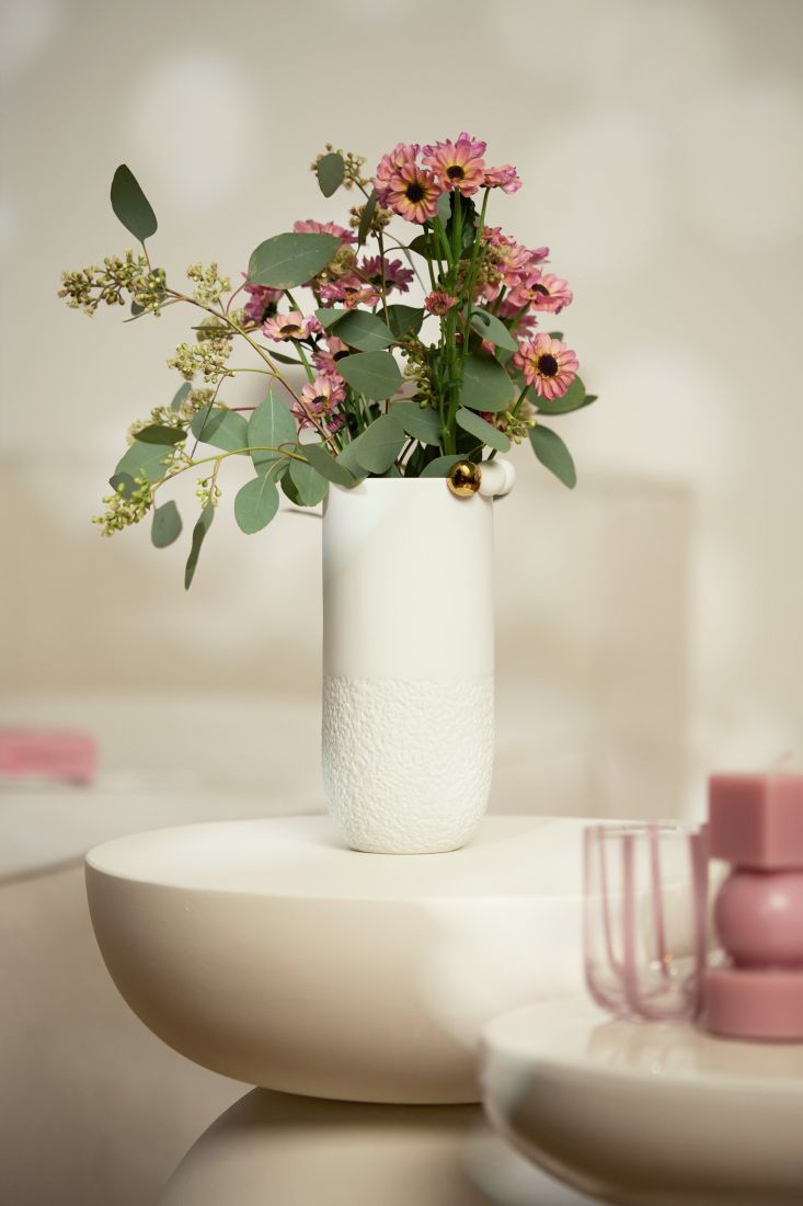 räder Porzellanvase Schnee mit Eukalyptus und Winterblumen als stilvolle Tischdekoration