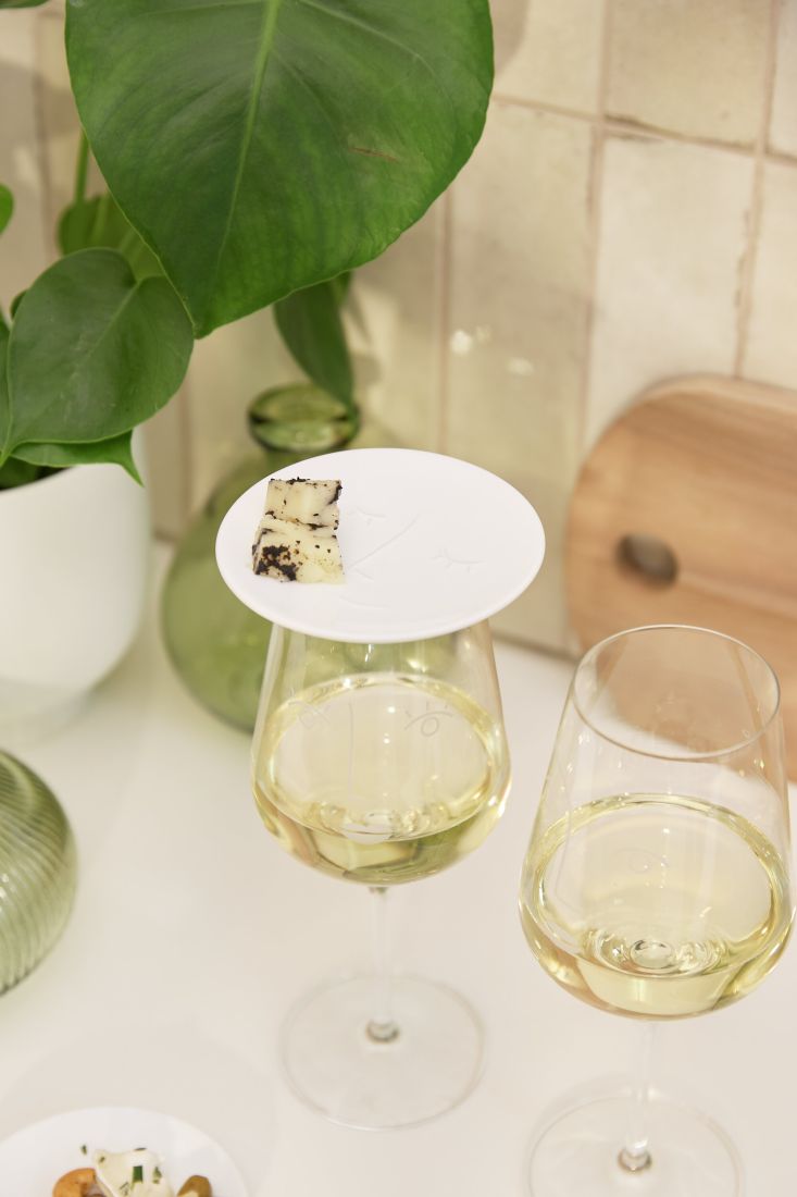 räder Wein Topper Feinschmeckerin auf einem Weinglas liegend mit Käse als Snack