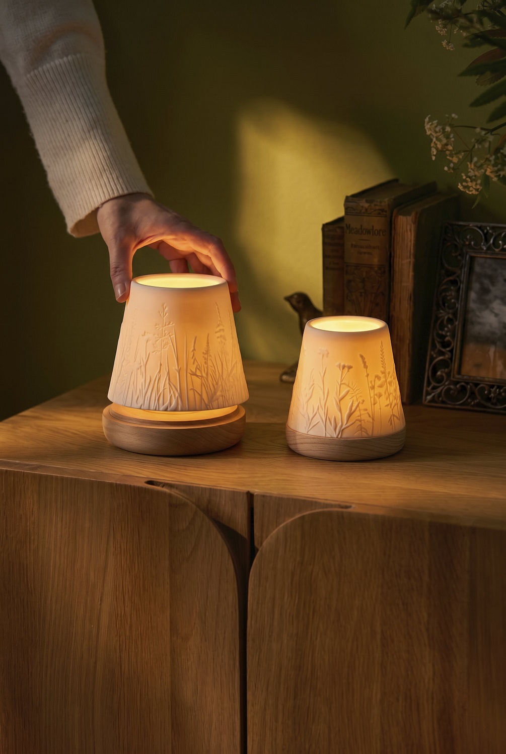 Tischlampe, Lampen, Kerzenlampe, Holzuntersetzer, Dunkle Beleuchtung