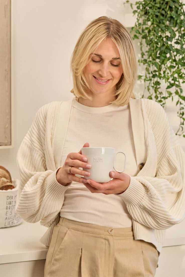 Blick in das Innere der räder Tasse Mum mit eingeprägtem Herz im Tassenboden