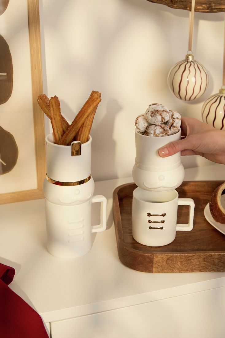 Das zusammengesetzte räder Becher Set Linus gefüllt mit heißem Kakao und Weihnachtsplätzchen