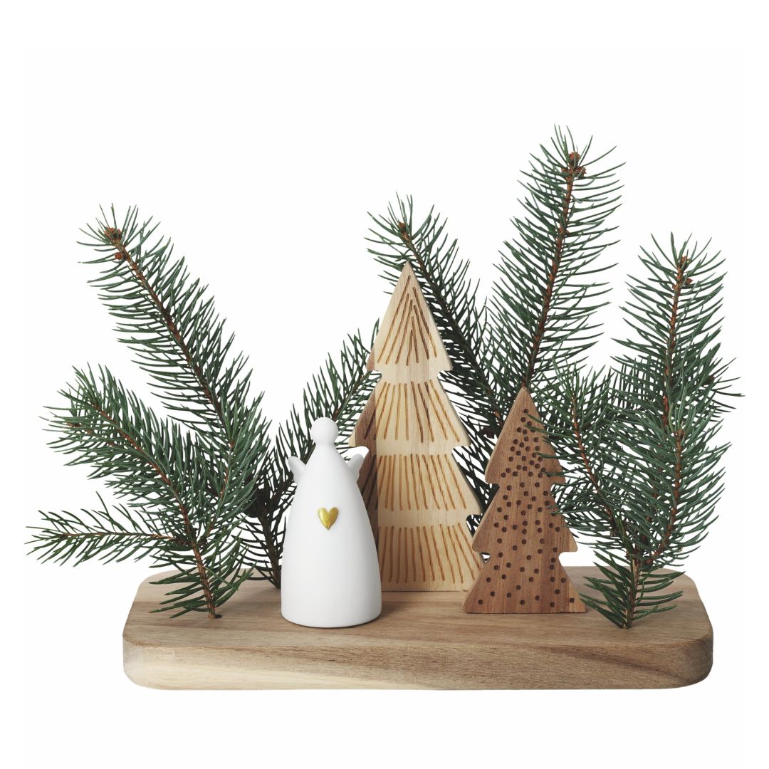 Weihnachtslandschaft Engel von räder auf einem Holzsockel aus Akazienholz mit einem weißen Porzellanengel mit goldenem Herz und zwei dekorierten Holz-Tannenbäumen