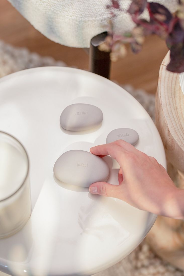 Gestapelte räder Motivations-Steine auf einem modernen Schreibtisch als Design-Objekt