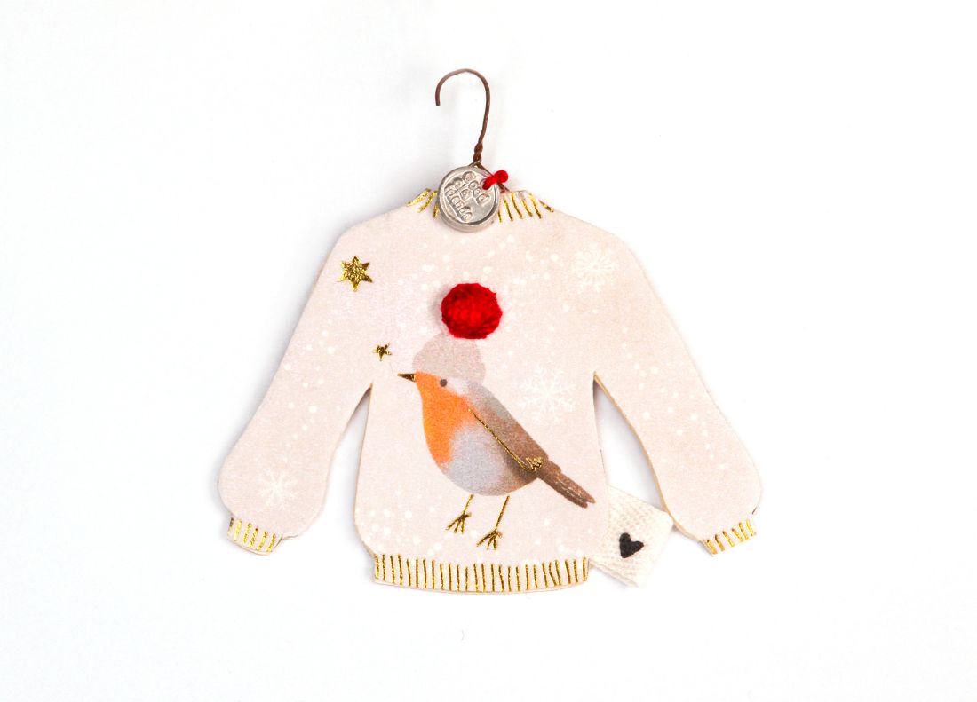 Süßer Anhänger Winterpulli Vogel von Good old friends: Rosa Papp-Pullover an einem Drahtkleiderbügel mit Rotkehlchen, rotem Pompom auf der Mütze und Goldsternen
